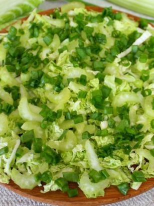 Салат из сельдерея с зеленым луком
